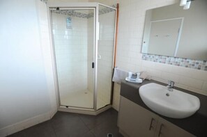 Douche, articles de toilette gratuits, sèche-cheveux