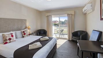 Habitación Deluxe, no fumadores, cocina básica (Deluxe Queen) | Zona de estar | Una televisión de pantalla plana