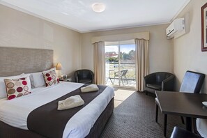 Chambre Deluxe, non-fumeur, cuisinette (Deluxe Queen) | Aire de séjour | Téléviseur à écran plat