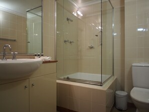Combined shower/bathtub, free toiletries, hair dryer, towels
