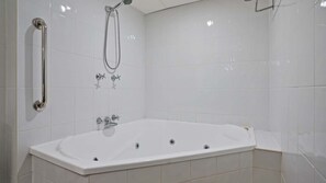 Deluxe Spa Room | Premium bedding, minibar, desk, blackout drapes - The Gladstone (Gladstone)