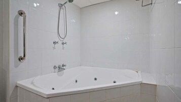 Ropa de cama de alta calidad, minibar, escritorio y cortinas blackout