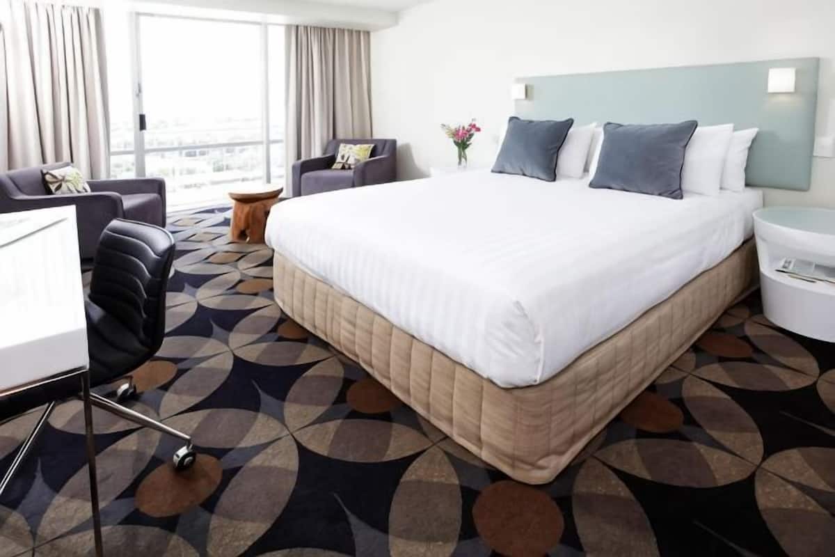 Premium bedding, minibar, desk, blackout drapes