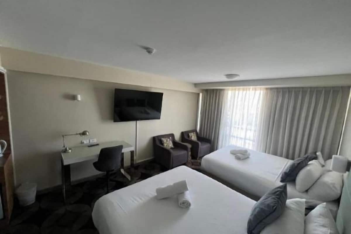Premium bedding, minibar, desk, blackout drapes