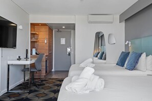 高級雙床房 | 高級寢具、迷你吧、書桌、遮光布/窗簾