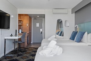 Ropa de cama de alta calidad, minibar, escritorio y cortinas blackout 