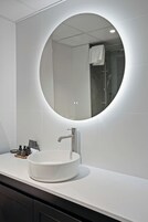 Artículos de tocador gratuitos, secador de pelo, toallas