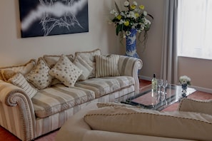 Executive Room, 1 King Bed, Non Smoking | In-room safe, desk, blackout curtains, cots/infant beds