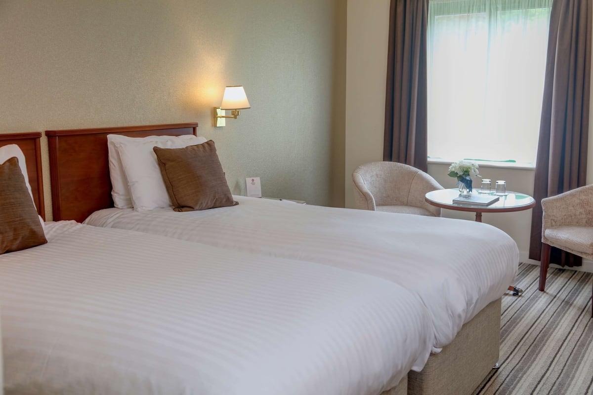 standard room, 2 single beds, non smoking | 1 bedroom, in-room safe, desk, blackout curtains