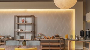Una cocina moderna con una isla central, estantes empotrados y una variedad de electrodomésticos.