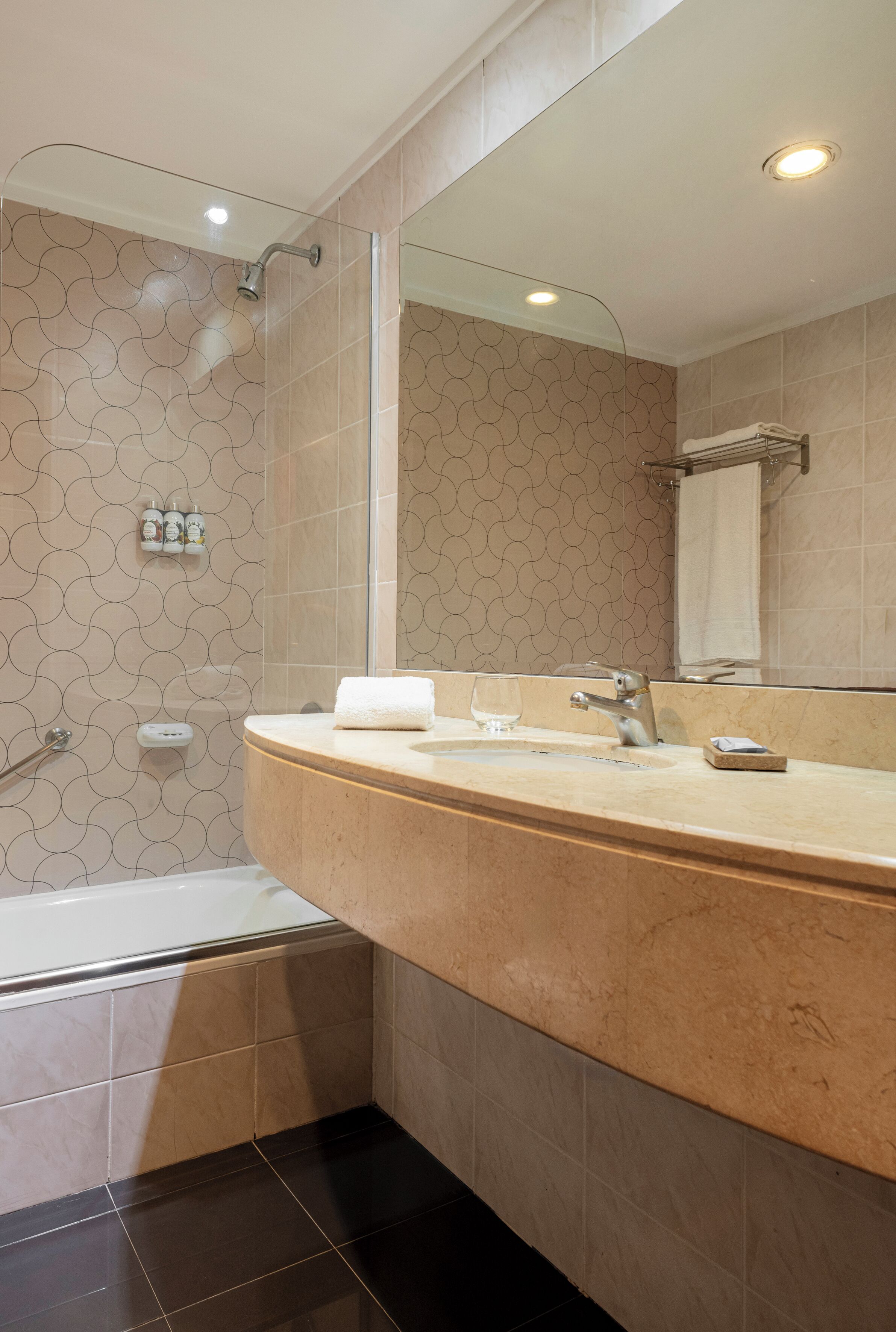 combined shower/bathtub, rainfall showerhead, free toiletries