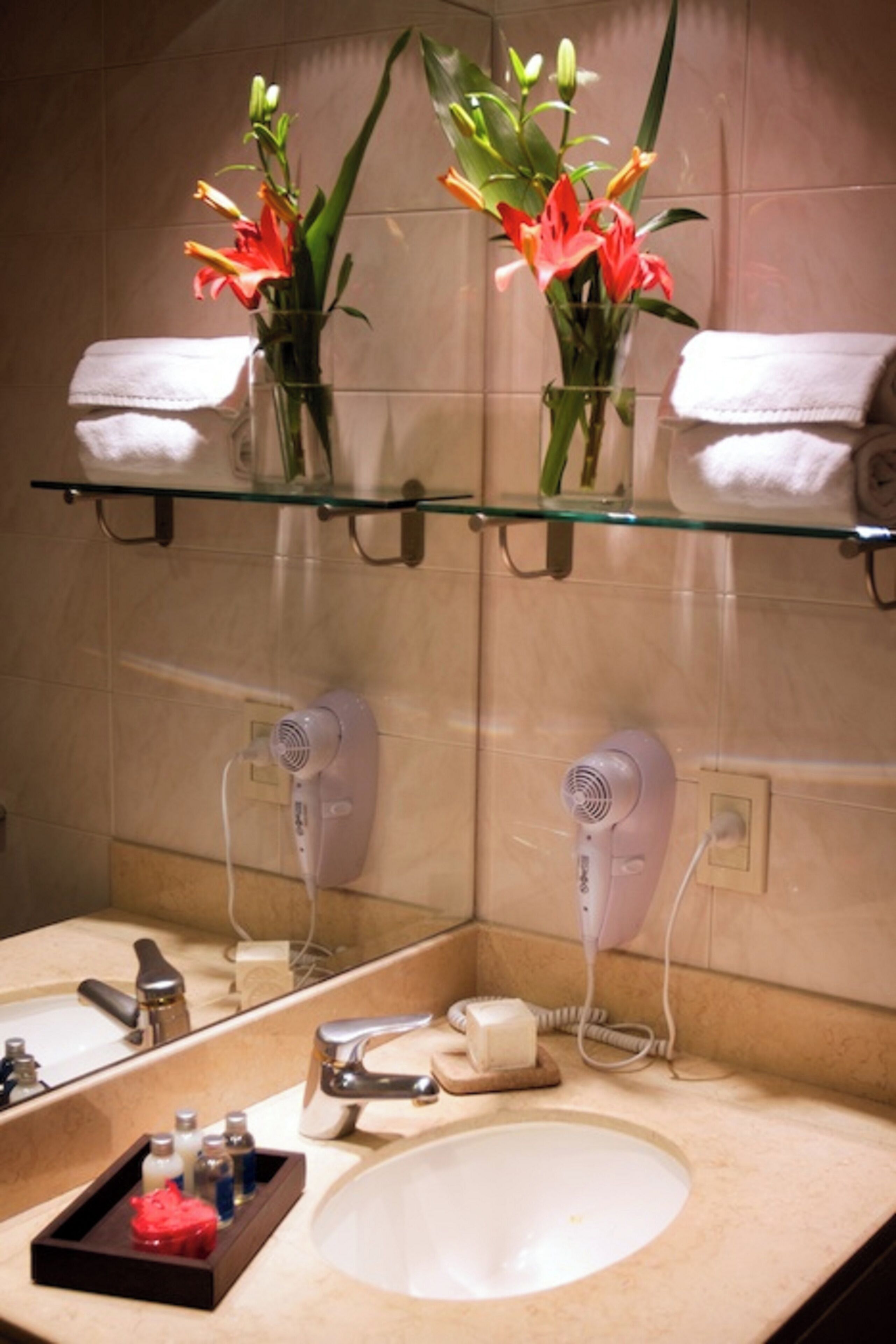 combined shower/bathtub, rainfall showerhead, free toiletries