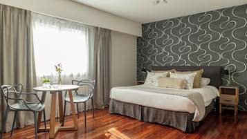 Literie de qualité, couette en duvet, lit avec matelas à plateau-coussin
