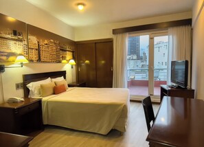 Classic Room, 1 King Bed | In-room safe, desk, blackout drapes, soundproofing - HR Plaza Luxor (Buenos Aires)