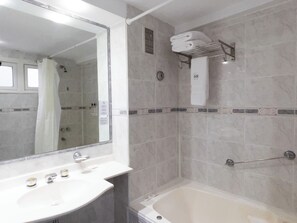 Family Room | Bathroom
