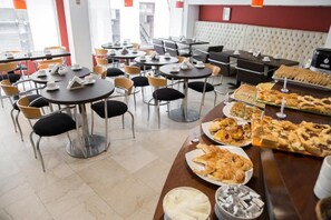 Tägliches inbegriffenes Frühstück zur Selbstbedienung