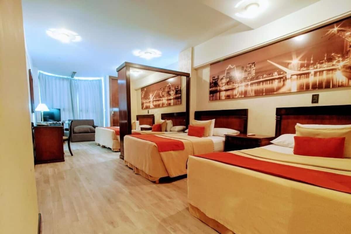 Värdeförvaringsskåp på rummet, skrivbord och mörkläggningsgardiner