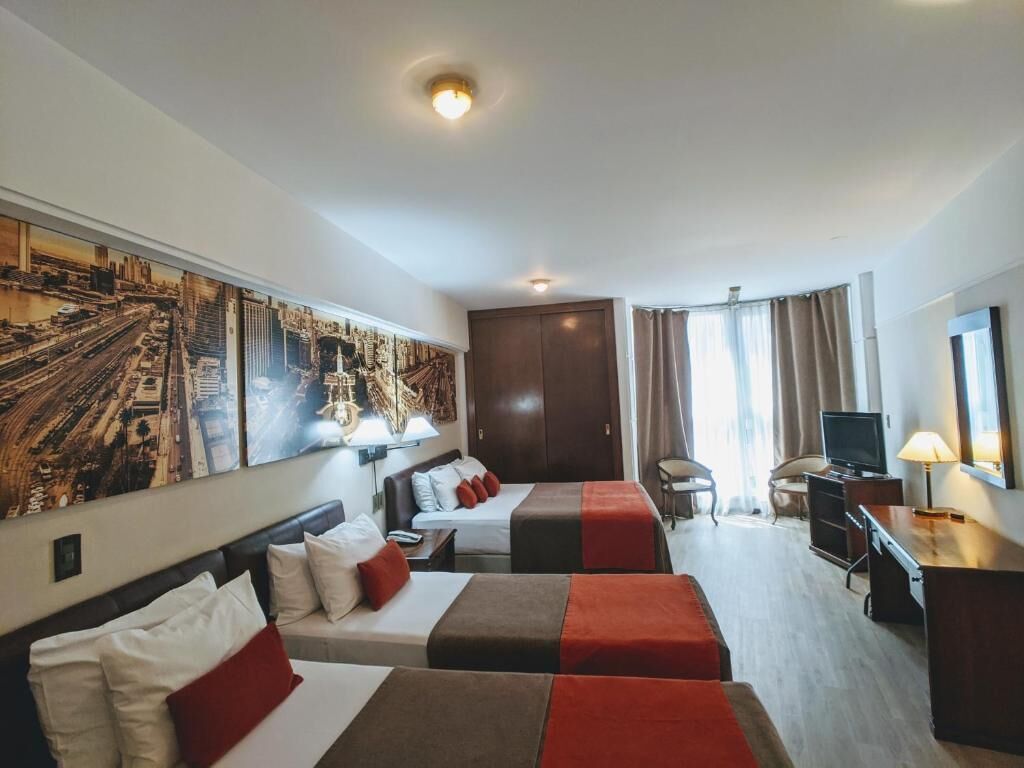 Safe på rommet, skrivebord, blendingsgardiner og lydisolert