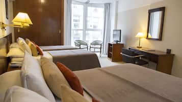 Caja fuerte, escritorio, cortinas opacas y sistema de insonorización