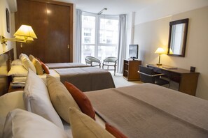 Caja de seguridad en la habitación, escritorio y cortinas blackout