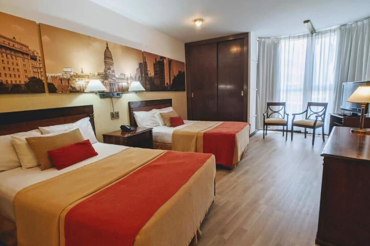 Värdeförvaringsskåp på rummet, skrivbord och mörkläggningsgardiner