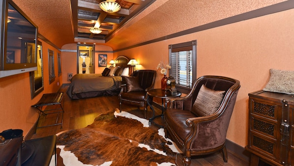 Suite, 1 King Bed, Non Smoking (Railcar)