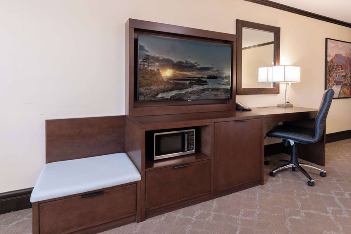 standard room, 1 king bed, non smoking (with sofabed) | 1 bedroom, egyptian cotton sheets, premium bedding, in-room safe