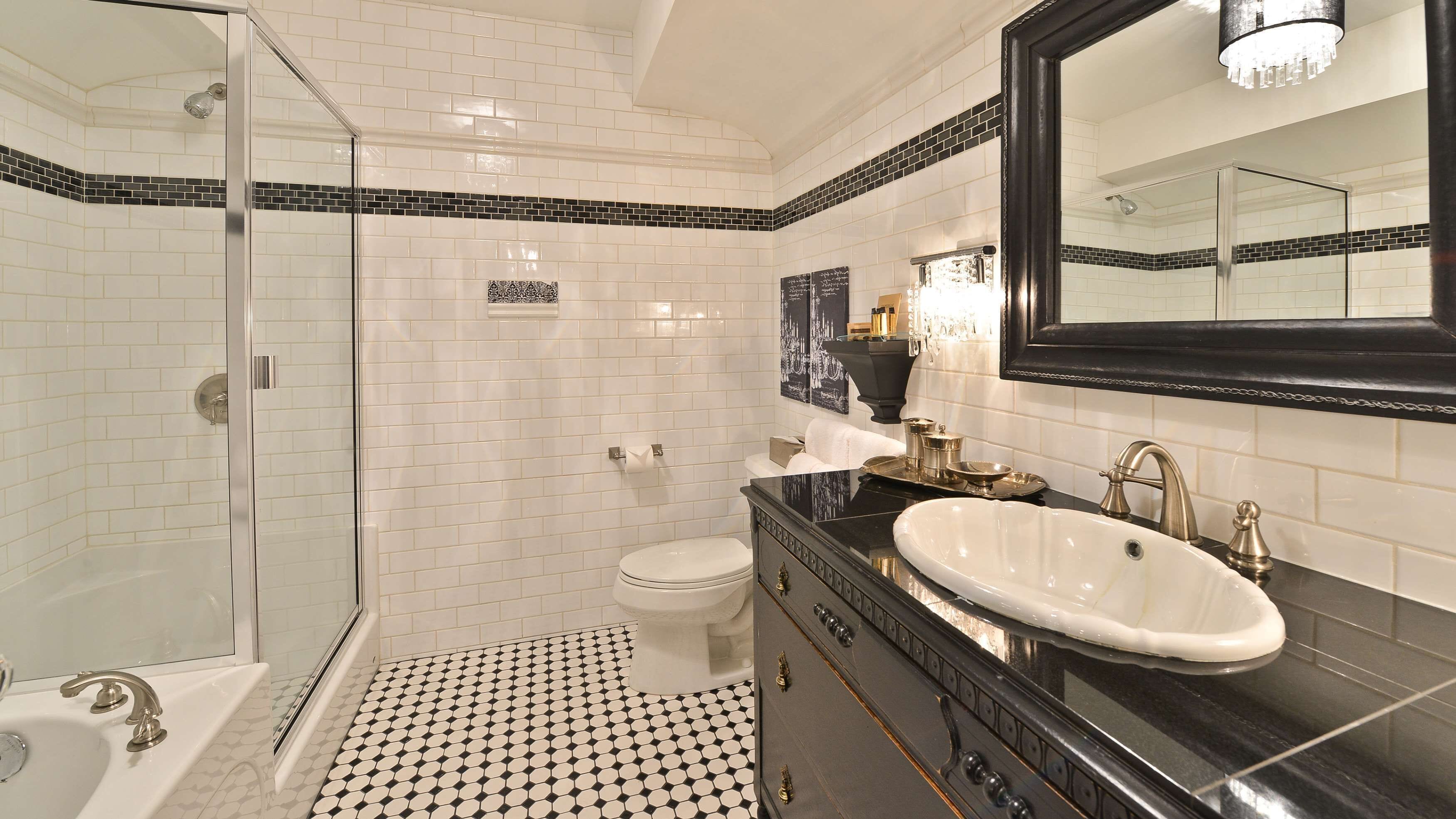 suite, 1 king bed, non smoking (railcar) | bathroom | combined shower/bathtub, free toiletries, hair dryer