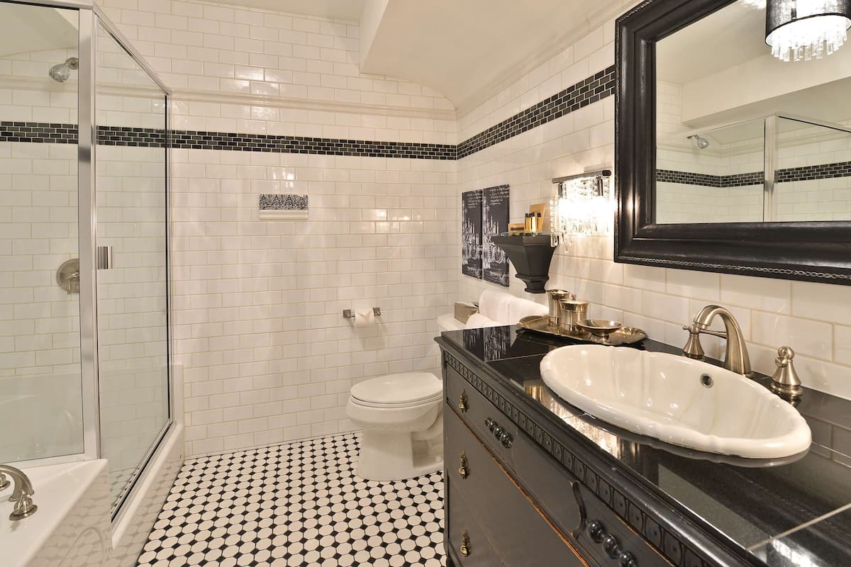 suite, 1 king bed, non smoking (railcar) | bathroom | combined shower/bathtub, free toiletries, hair dryer