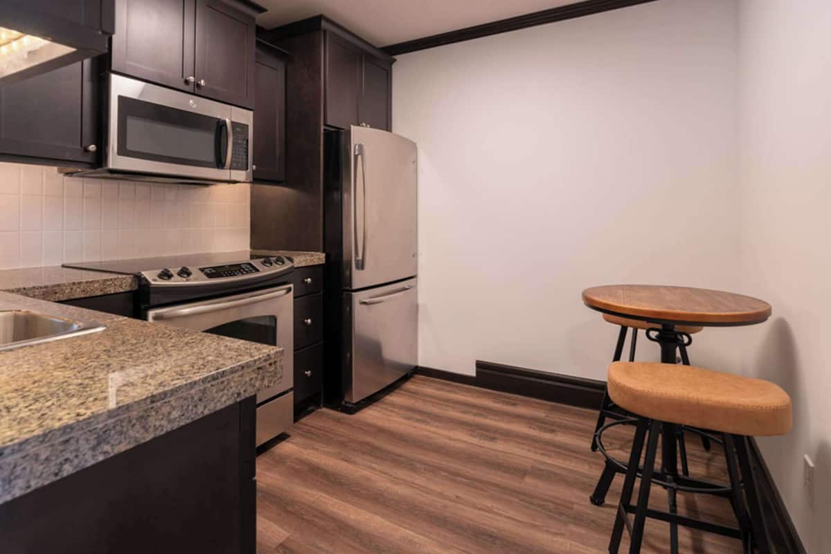 suite, 1 queen bed, non smoking, kitchen (with sofabed) | 1 bedroom, egyptian cotton sheets, premium bedding, in-room safe