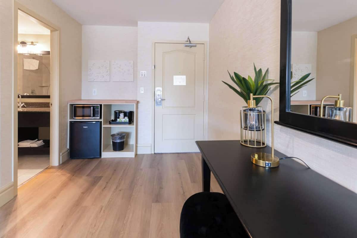 suite, 1 king bed, jetted tub, mountain view (with sofabed) | 1 bedroom, egyptian cotton sheets, premium bedding, in-room safe