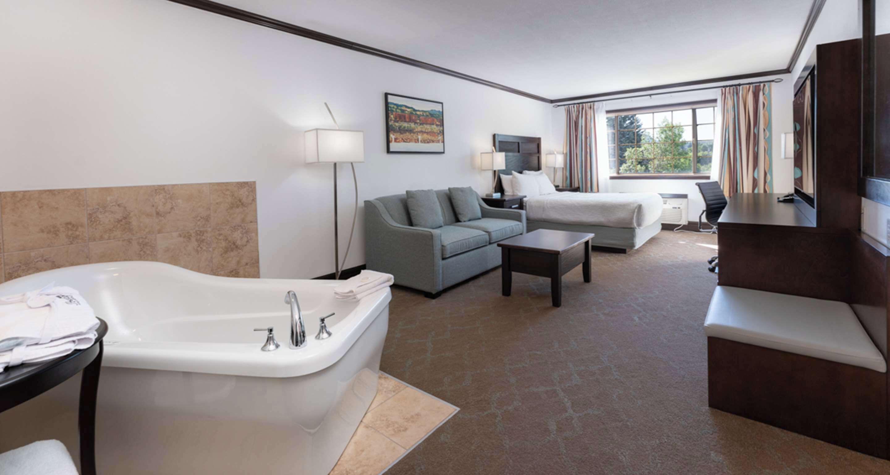 suite, 1 queen bed, non smoking, jetted tub (walk-in shower;with sofabed) | 1 bedroom, egyptian cotton sheets, premium bedding, in-room safe