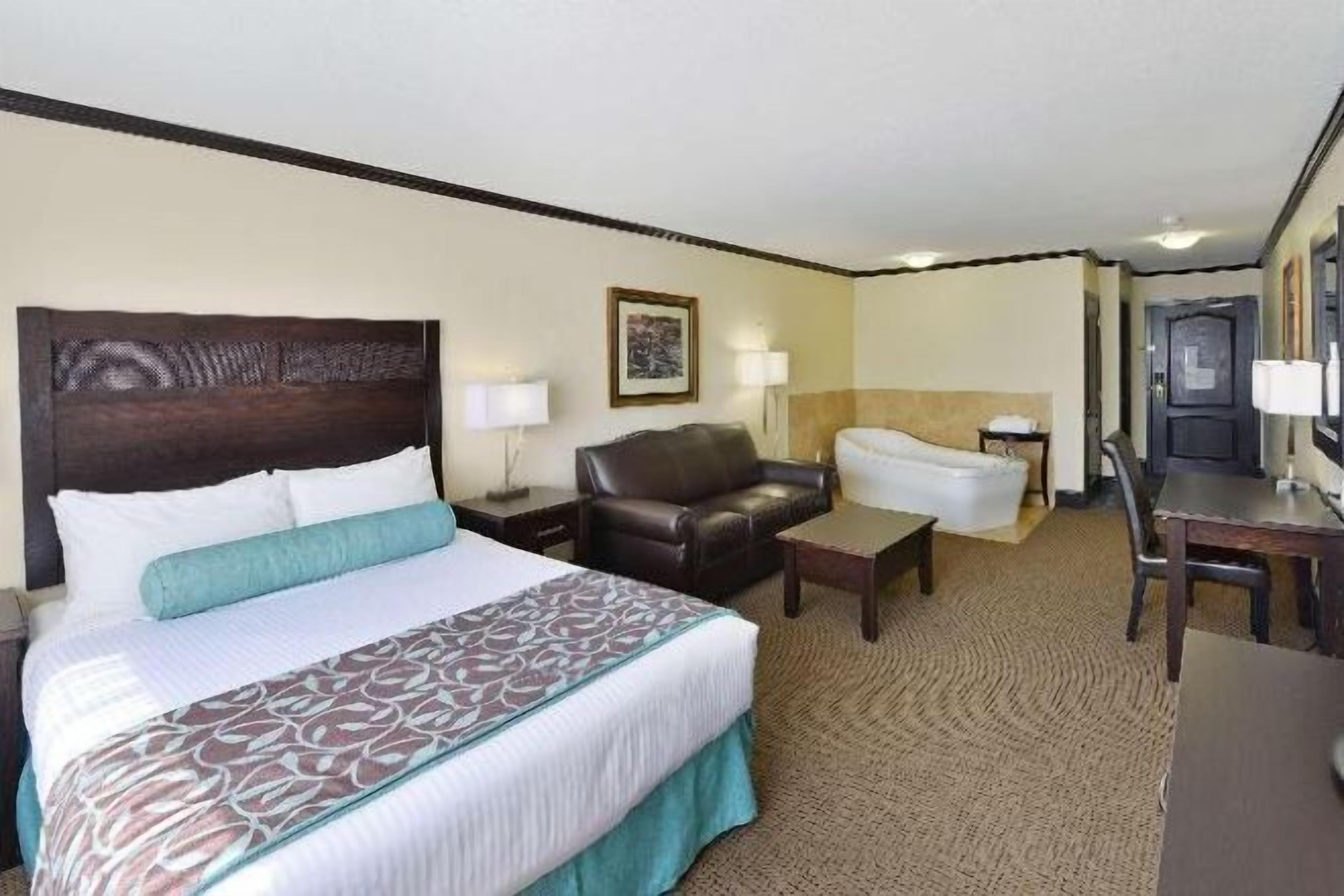 Egyptian cotton sheets, premium bedding, in-room safe, desk