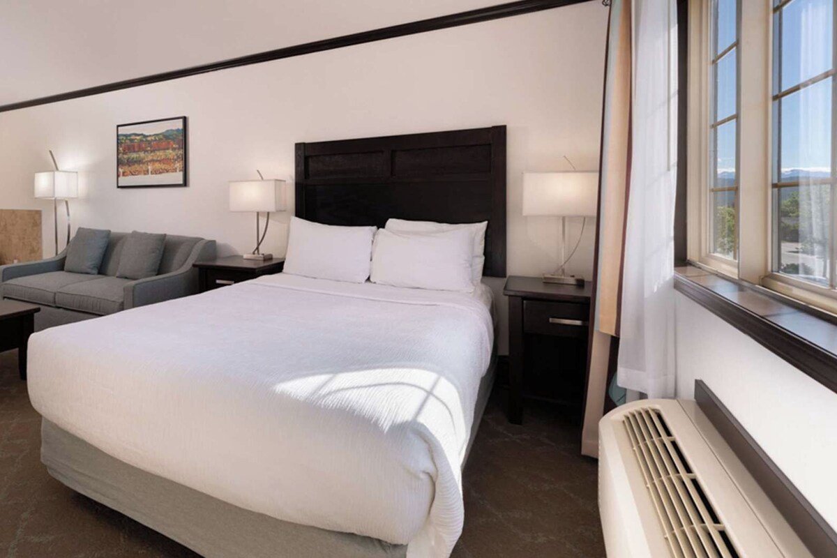 Egyptian cotton sheets, premium bedding, in-room safe, desk