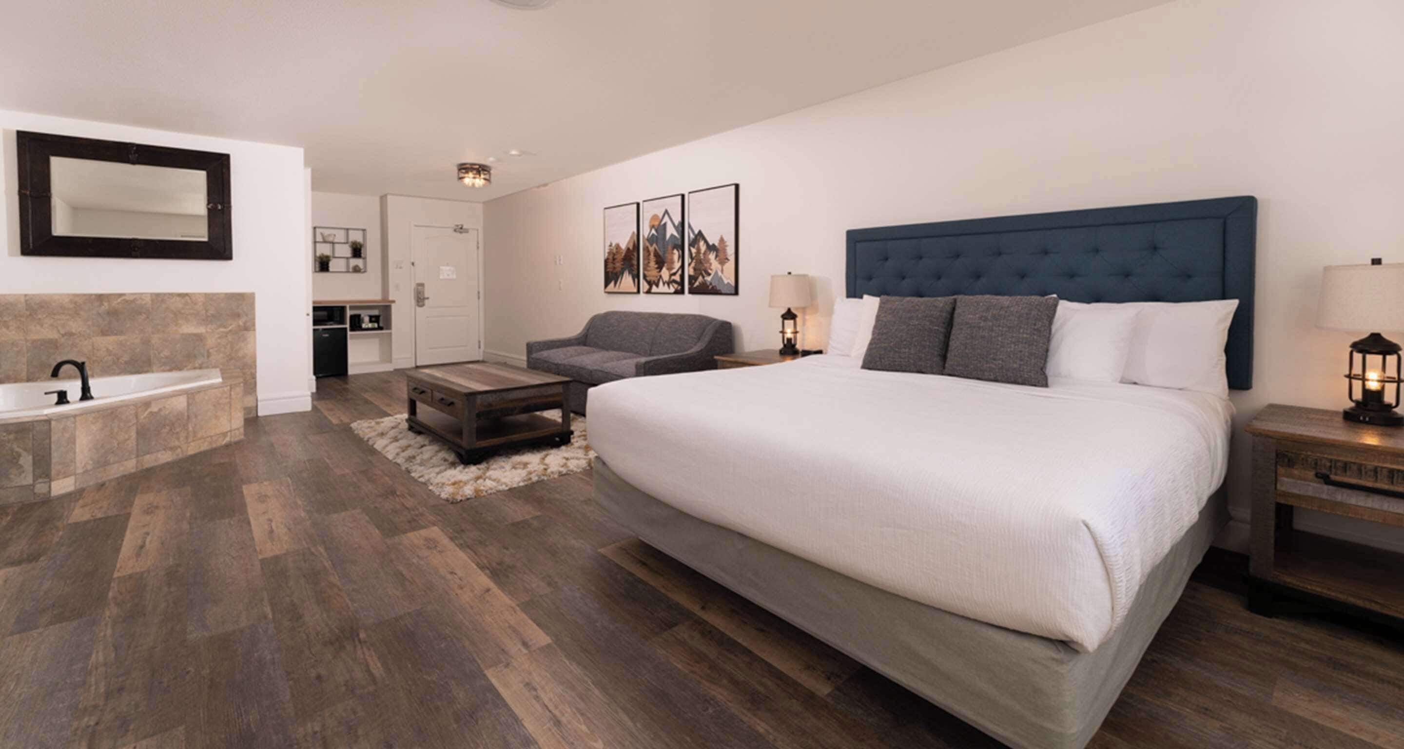 Phòng Suite, 1 giường cỡ king, bồn tắm thủy lực, quang cảnh núi (with Sofabed) | Bộ trải giường bằng vải cotton Ai Cập, bộ đồ giường cao cấp 