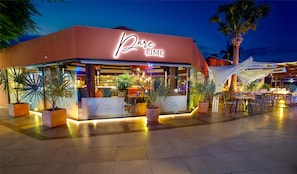 4 restaurants, breakfast served