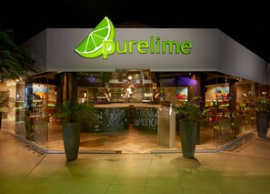 4 restaurants, breakfast served