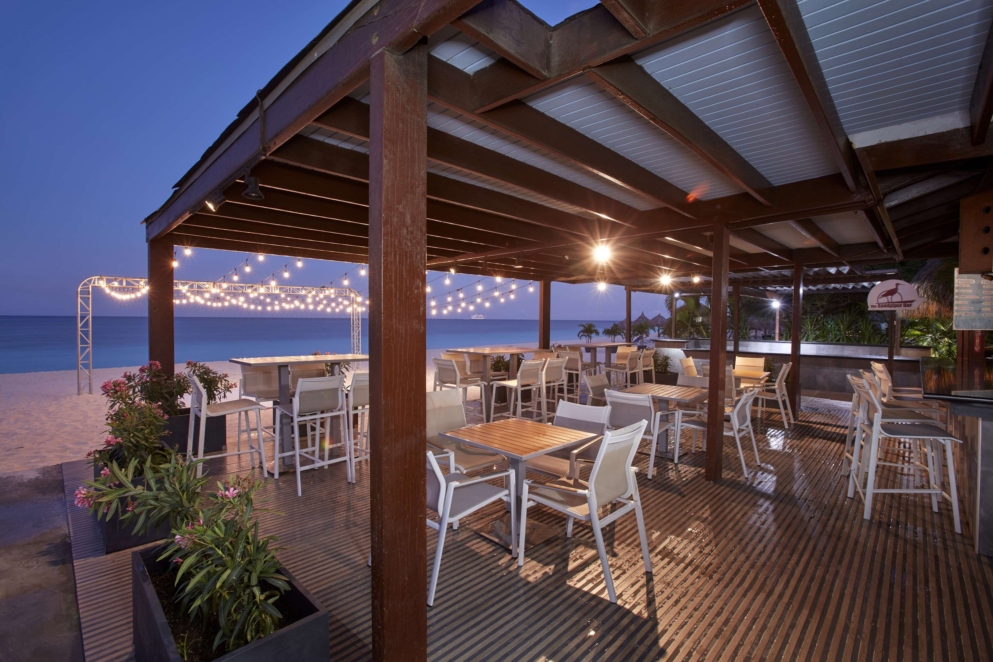 4 Bars/Lounges, 3 Poolbars, 2 Strandbars
