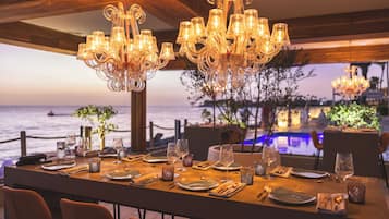 4 restaurantes; se sirve desayuno, almuerzo y cena