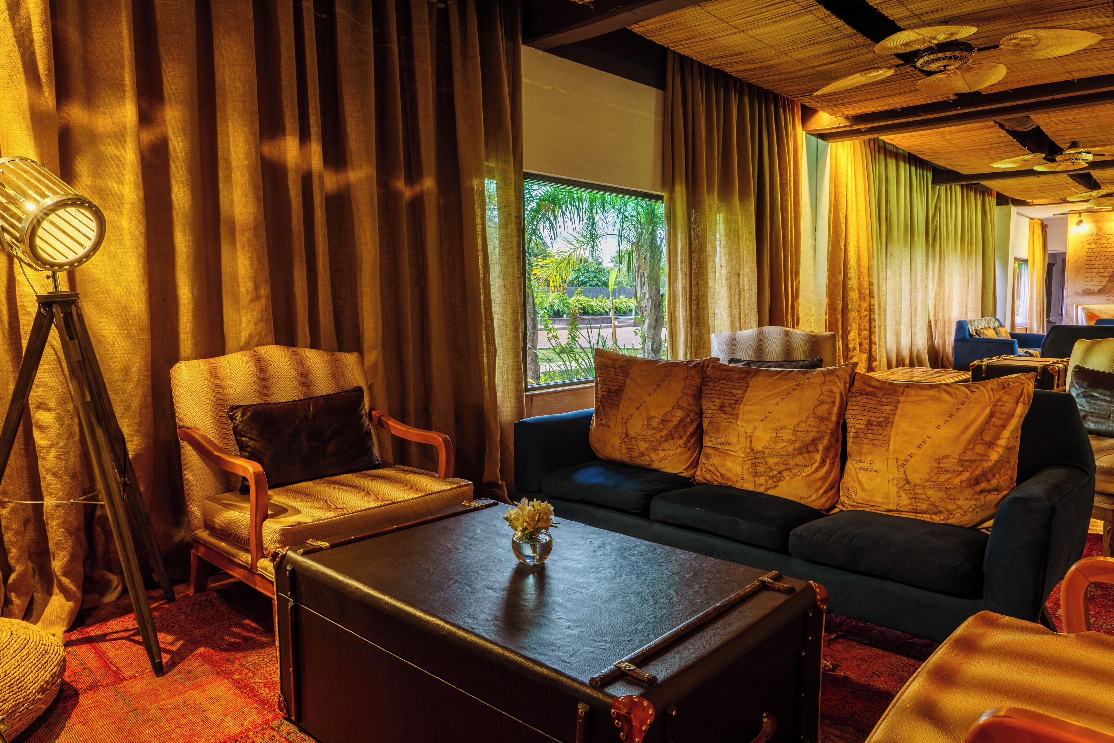 3 restaurants, breakfast, lunch, dinner served; international cuisine