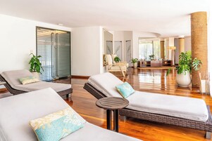 Salas de tratamiento para parejas, un sauna, una bañera de hidromasaje
