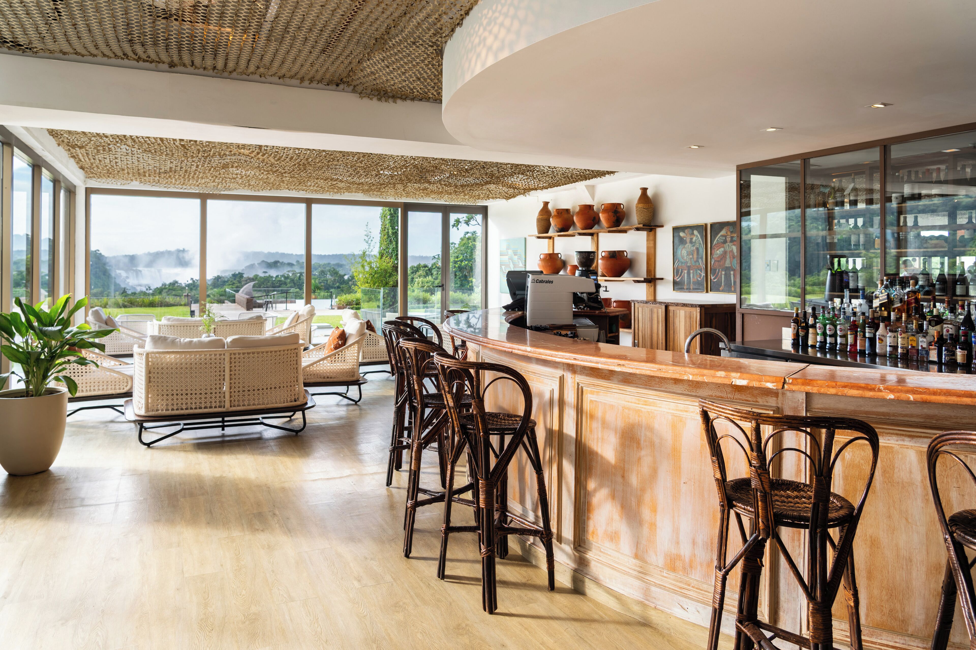 3 restaurants, breakfast, lunch, dinner served; international cuisine