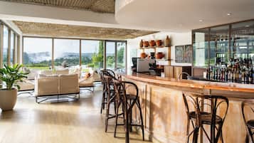 3 nhà hàng, phục vụ bữa sáng, bữa trưa, món ăn mang phong cách quốc tế