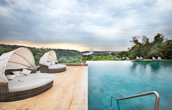 2 piscinas al aire libre, sombrillas, sillones reclinables de piscina