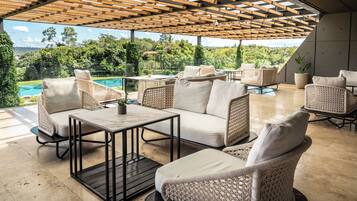 3 restaurantes; se sirve desayuno, almuerzo y cena; cocina internacional
