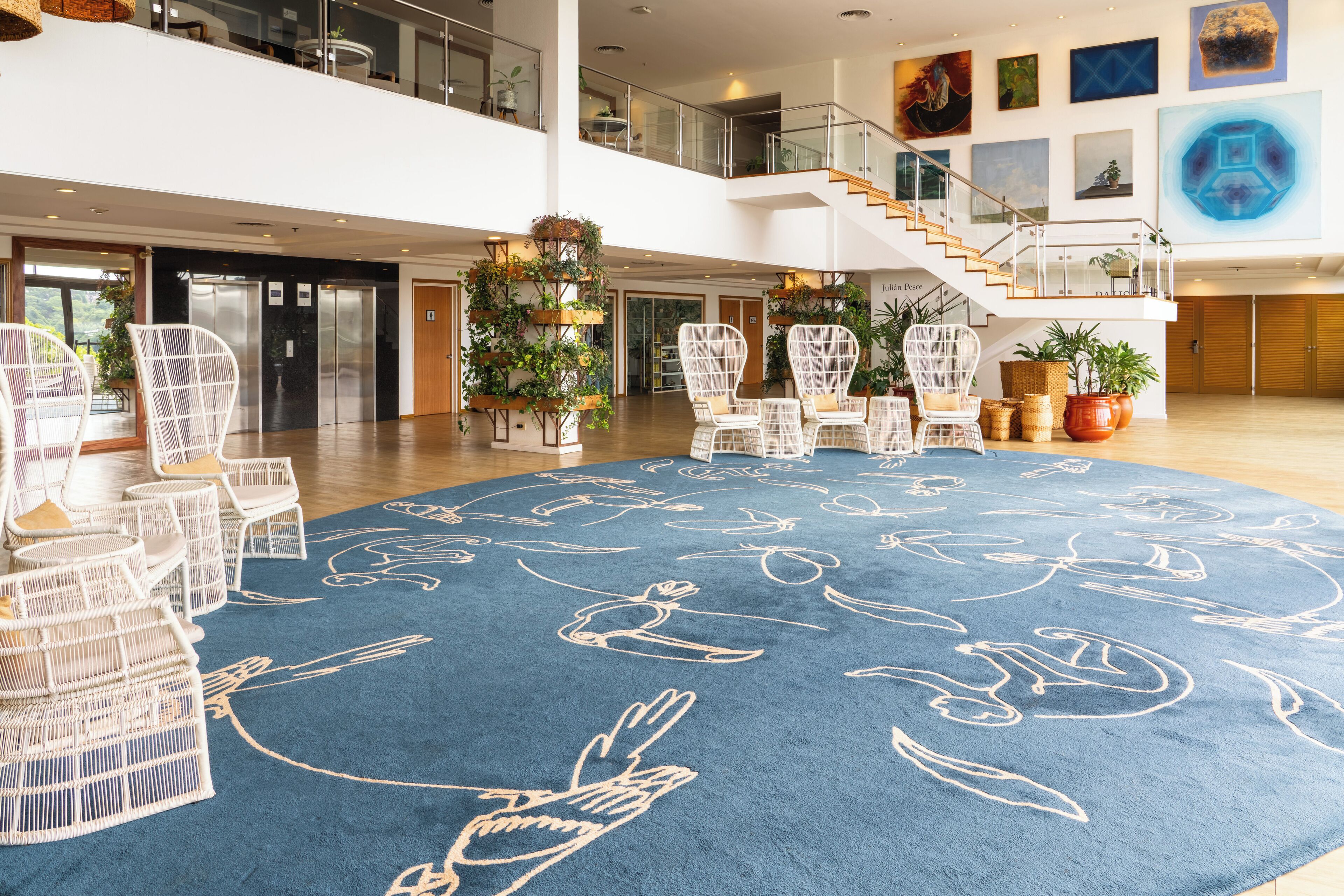 3 restaurants, breakfast, lunch, dinner served; international cuisine