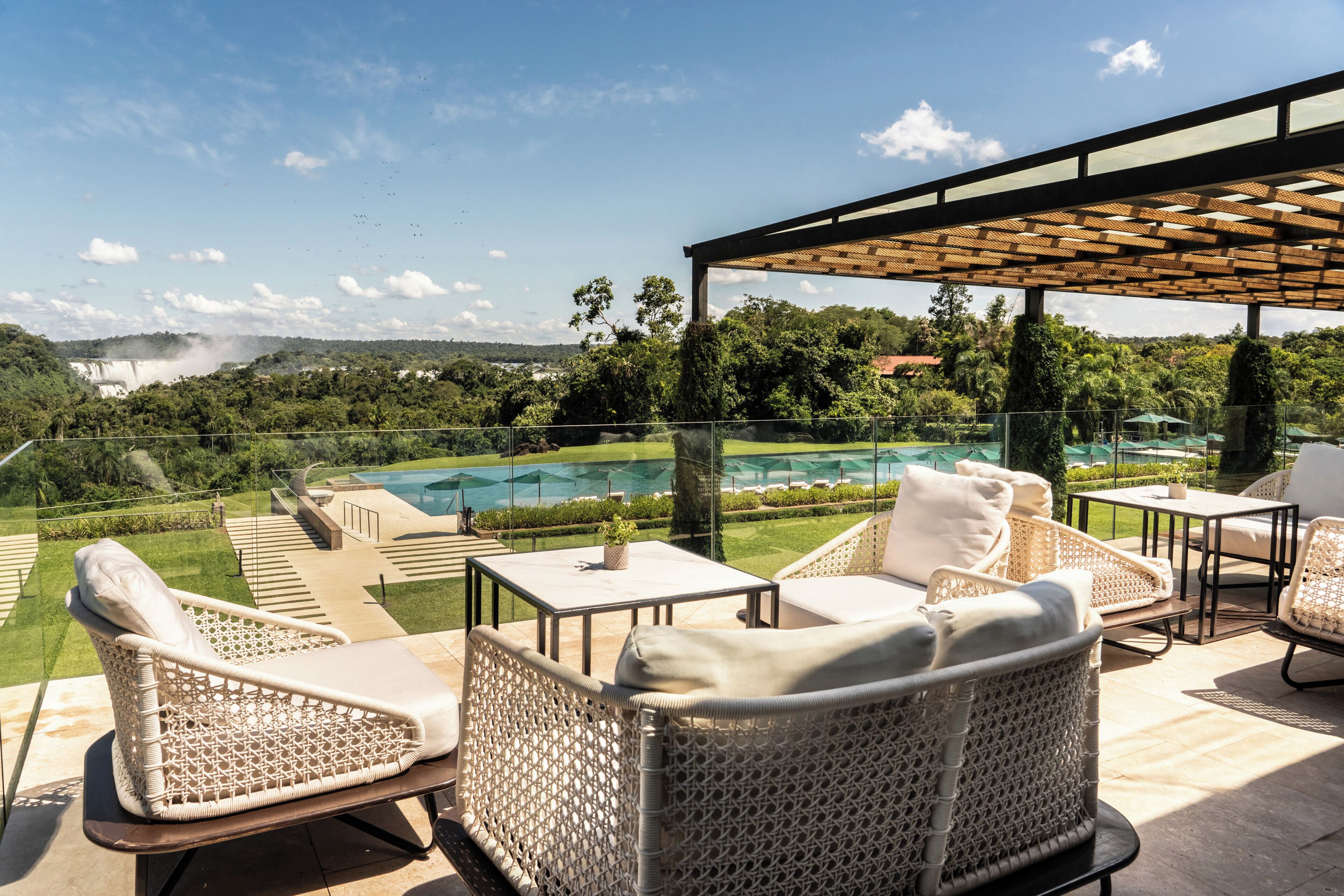 3 restaurantes; se sirve desayuno, almuerzo y cena; cocina internacional