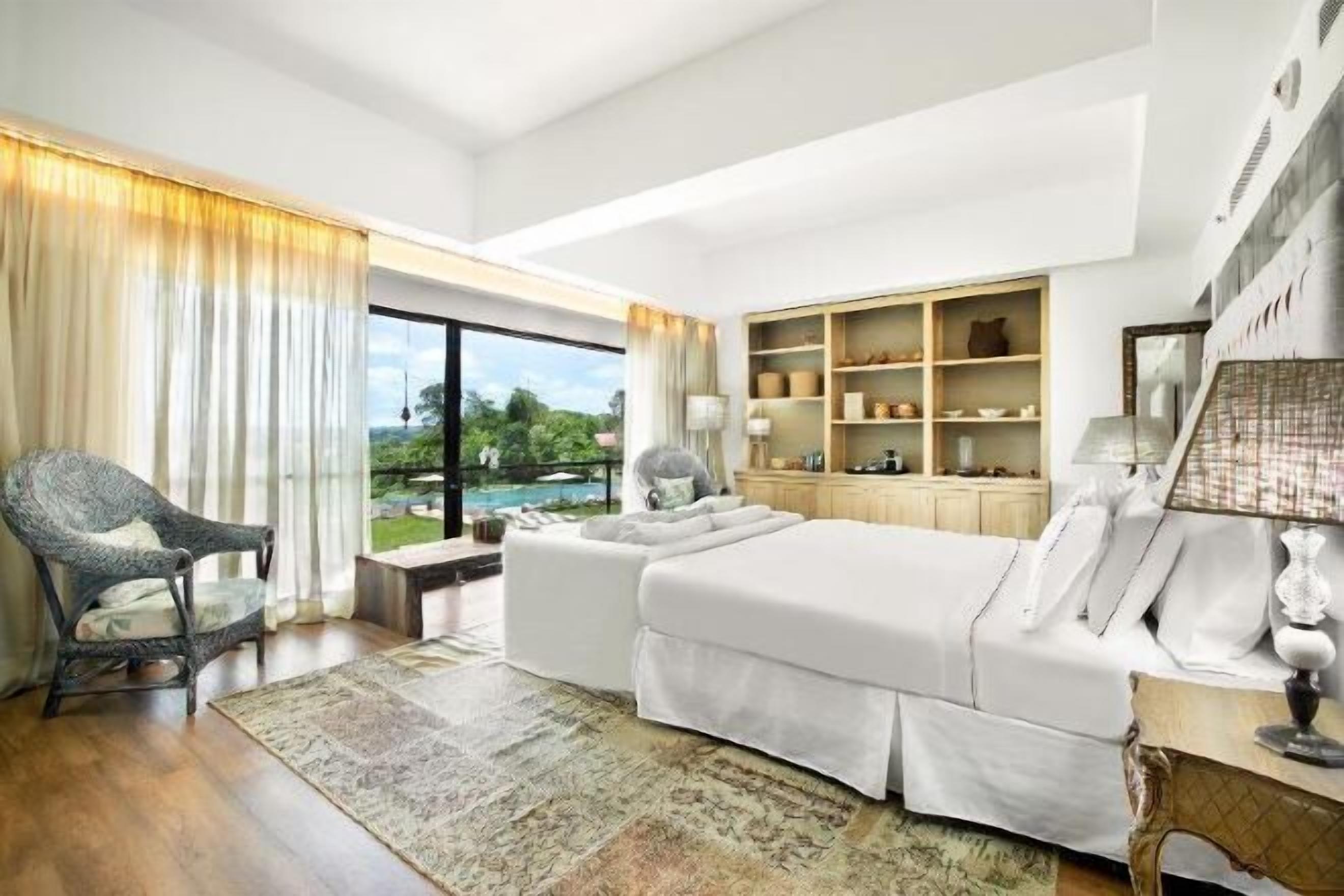 Egyptian cotton sheets, premium bedding, down comforters, minibar