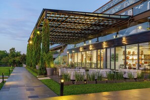3 restaurants, breakfast, lunch, dinner served; international cuisine