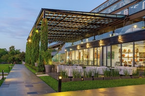 3 restaurants, breakfast, lunch, dinner served; international cuisine